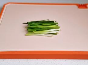 小葱切段。
