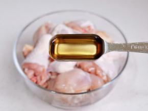 鸡块沥干水分+料酒。