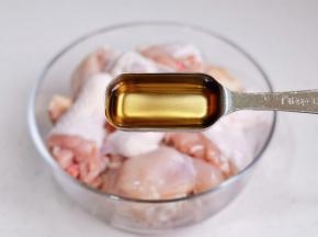 鸡块沥干水分+料酒。