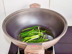 起油锅加葱段。