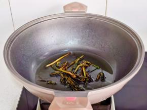 炒至微黄发干夹出。