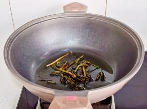 炒至微黄发干夹出。