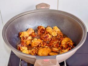 倒入几块翻炒。