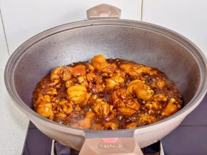 再倒入腌制的料汁。