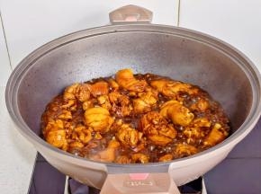 再倒入腌制的料汁。