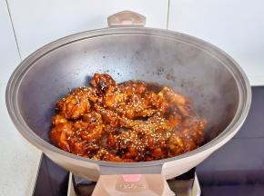 撒熟芝麻翻炒均匀关火。