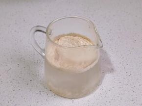 酵母粉加温水中自然融化。