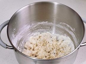 分次加入酵母水搅拌成絮状，淋一勺玉米油。