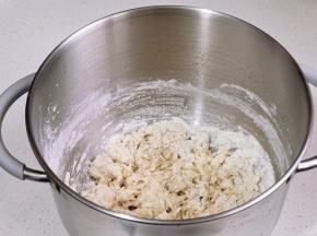 分次加入酵母水搅拌成絮状，淋一勺玉米油。