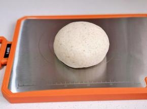 揉成光滑的面团。