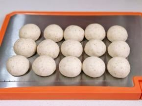 揉圆盖上保鲜膜。