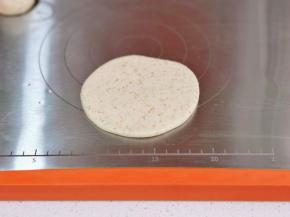 取个面团擀饼。