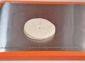 两张饼叠加，中间扎个洞。