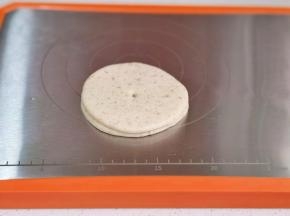 两张饼叠加，中间扎个洞。