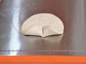 一边向中心折用筷子压一下。