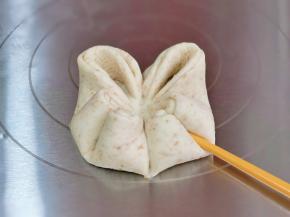 四个角往中心重叠压一下。