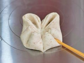 四个角往中心重叠压一下。