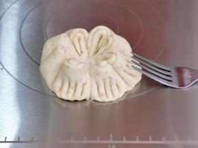 用叉子压出纹路。