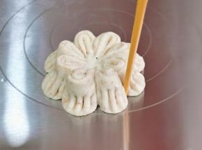 用筷子整理边缘。