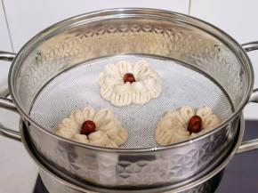 摆入蒸锅中进行发酵，发酵15-20分钟。