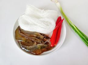 准备好新鲜的对虾，辣椒，粉丝，葱蒜。