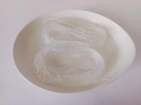 粉丝放开水泡软备用。