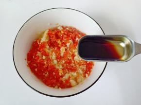 辣椒末，蒜蓉拌一起，淋上热油，加生抽、蚝油、胡椒粉少许拌均匀备用。