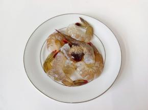 加生抽、料酒、蚝油、胡椒粉腌制一下。