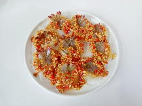 铺上一层蒜蓉酱。