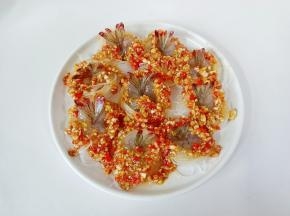 铺上一层蒜蓉酱。