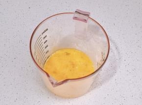 鸡蛋磕入器具中打散。