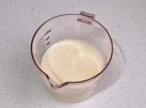 倒入牛奶搅匀。