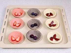 蛋挞皮中分别放入水果。