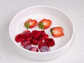 水果切好，做装饰。