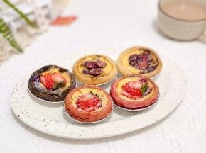 装饰上水果，撒椰蓉。