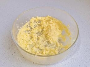 用打蛋器打至颜色变浅，体积蓬松。