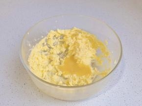 分次加入橙汁。