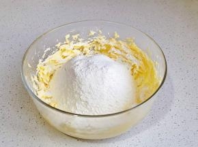 筛入低筋面粉。