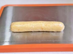 搓成圆柱用保鲜膜包好冷冻定型。
