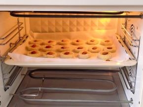 入预热好的烤箱中层。