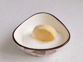 再沾粗砂糖。