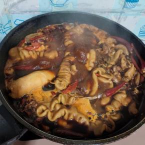 肥肠买回来用面粉抓拌均匀，清洗干净，再用白醋，小苏打，葱揉搓均匀，翻面把里面多余的油脂和脏东西处理干净，冷水下锅，放入生姜，料酒，葱段焯水后，再次清洗干净！锅中放入生姜，八角，桂皮，香叶，干辣椒，花椒，冰糖，生抽，老抽，少许盐，1个卤料包，再加入适量的水，煮开后，再小火慢卤，煮至肥肠能用筷子扎透就可以了！