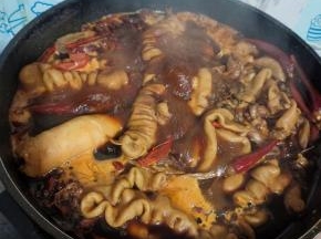 肥肠买回来用面粉抓拌均匀，清洗干净，再用白醋，小苏打，葱揉搓均匀，翻面把里面多余的油脂和脏东西处理干净，冷水下锅，放入生姜，料酒，葱段焯水后，再次清洗干净！锅中放入生姜，八角，桂皮，香叶，干辣椒，花椒，冰糖，生抽，老抽，少许盐，1个卤料包，再加入适量的水，煮开后，再小火慢卤，煮至肥肠能用筷子扎透就可以了！