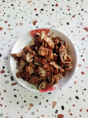 卤熟的肥肠切成小块！