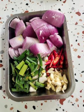 洋葱切成小块，蒜苗切成段，蒜瓣切成小丁，生姜切成丝，小米辣切成小块备用！