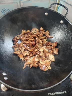 锅烧热倒入少许油，放入肥肠煸炒出油脂，盛出来备用！