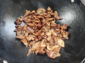 锅烧热倒入少许油，放入肥肠煸炒出油脂，盛出来备用！