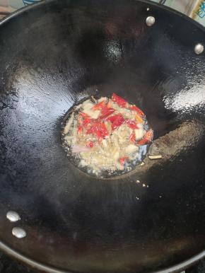 起锅烧油，放入蒜瓣，生姜，干辣椒和小米辣爆香！