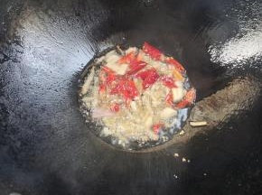 起锅烧油，放入蒜瓣，生姜，干辣椒和小米辣爆香！