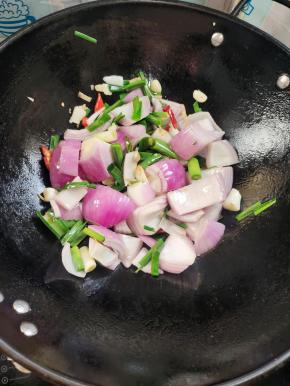 放入洋葱和蒜苗翻炒均匀！